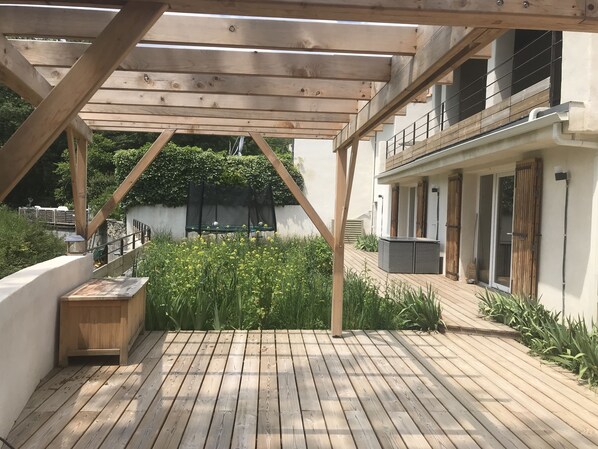 Terrace/patio - Maison Familiale en Luberon. 4 Chambres, 2 Sdb, Piscine 360 cm, 6 à 8 Couchages (Pierrevert)