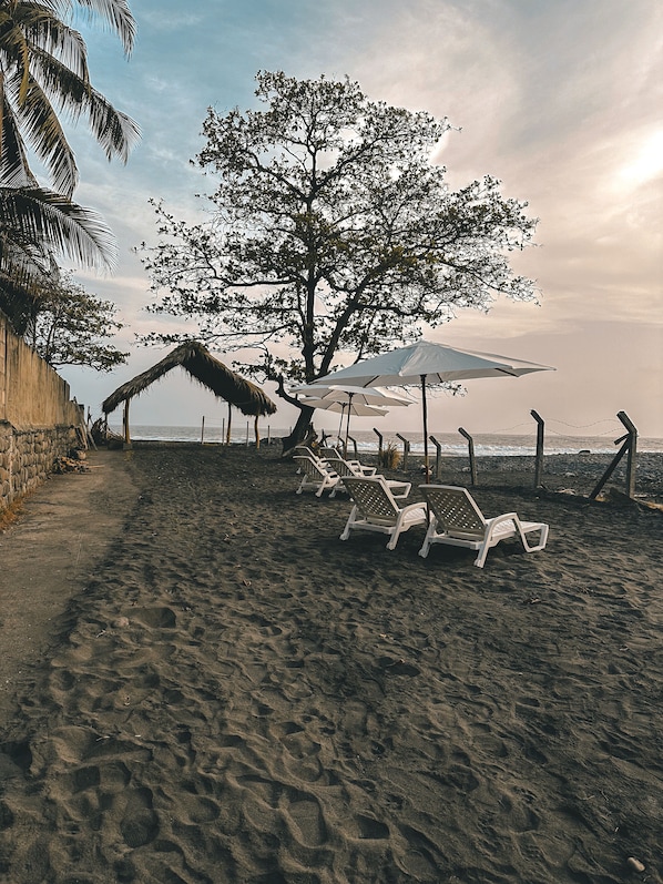 Ubicación cercana a la playa y tumbonas