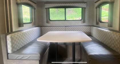 Four minutes drive to historic Julian, CA! Cozy, RV with all the amenities.