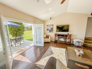 Fernseher, Kamin, Videospiele, Stereoanlage