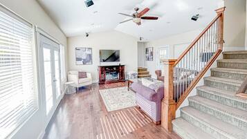 Fernseher, Kamin, Videospiele, Stereoanlage