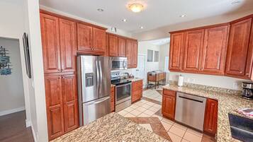 KĂŒhlschrank, Mikrowelle, Ofen, Herdplatte