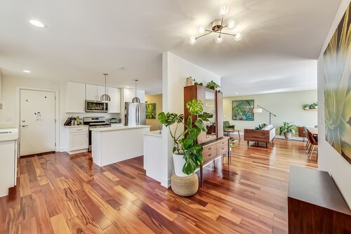 Greenhouse Inn,  Evanston Northwestern Loyola Chicago.  Kid Friendly w/parking