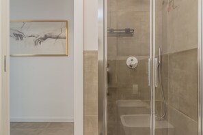 Shower, hair dryer, bidet, towels - CARLA'S HOUSE (Mandello del Lario)
