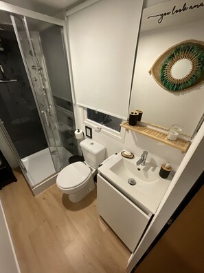 Shower, hair dryer, towels, soap - Minicasa con Piscina en Sevilla (AN)