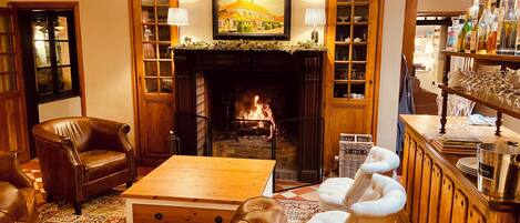 Melayani sarapan, makan siang, dan makan malam