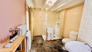 Kahden hengen comfort-huone (yksi tai kaksi sänkyä) | Kylpyhuone | Suihku, ilmaiset hygieniatuotteet, hiustenkuivaaja, saippua