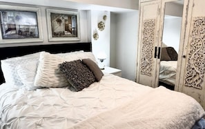 1 dormitorio, tabla de planchar con plancha, wifi y ropa de cama