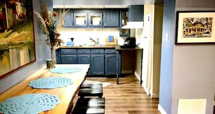CHARMING BASEMENT APARTMENT MINUTES FROM DOWNTOWN, LITTLE LAKE, AND AMENITIES