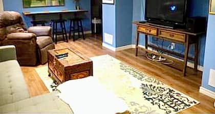CHARMING BASEMENT APARTMENT MINUTES FROM DOWNTOWN, LITTLE LAKE, AND AMENITIES