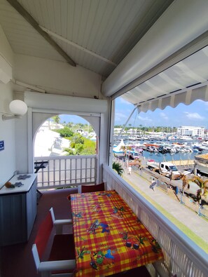 تناول الطعام بالخارج