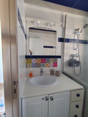 Shower, towels, soap, shampoo - Studio Le Colibri, les Marines, au Pied du Port de St François, vue Imprenable! (Saint-François)