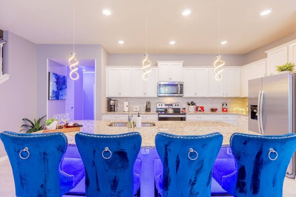 Fridge, microwave, oven, stovetop - Pretty Themed House w/Pvt Pool and Game Room 26061 (Davenport)