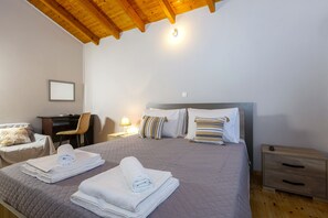 3 Schlafzimmer, Schreibtisch, Bügeleisen/Bügelbrett, Reisekinderbett
