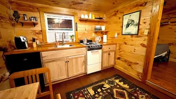 Fridge, oven, stovetop, coffee/tea maker