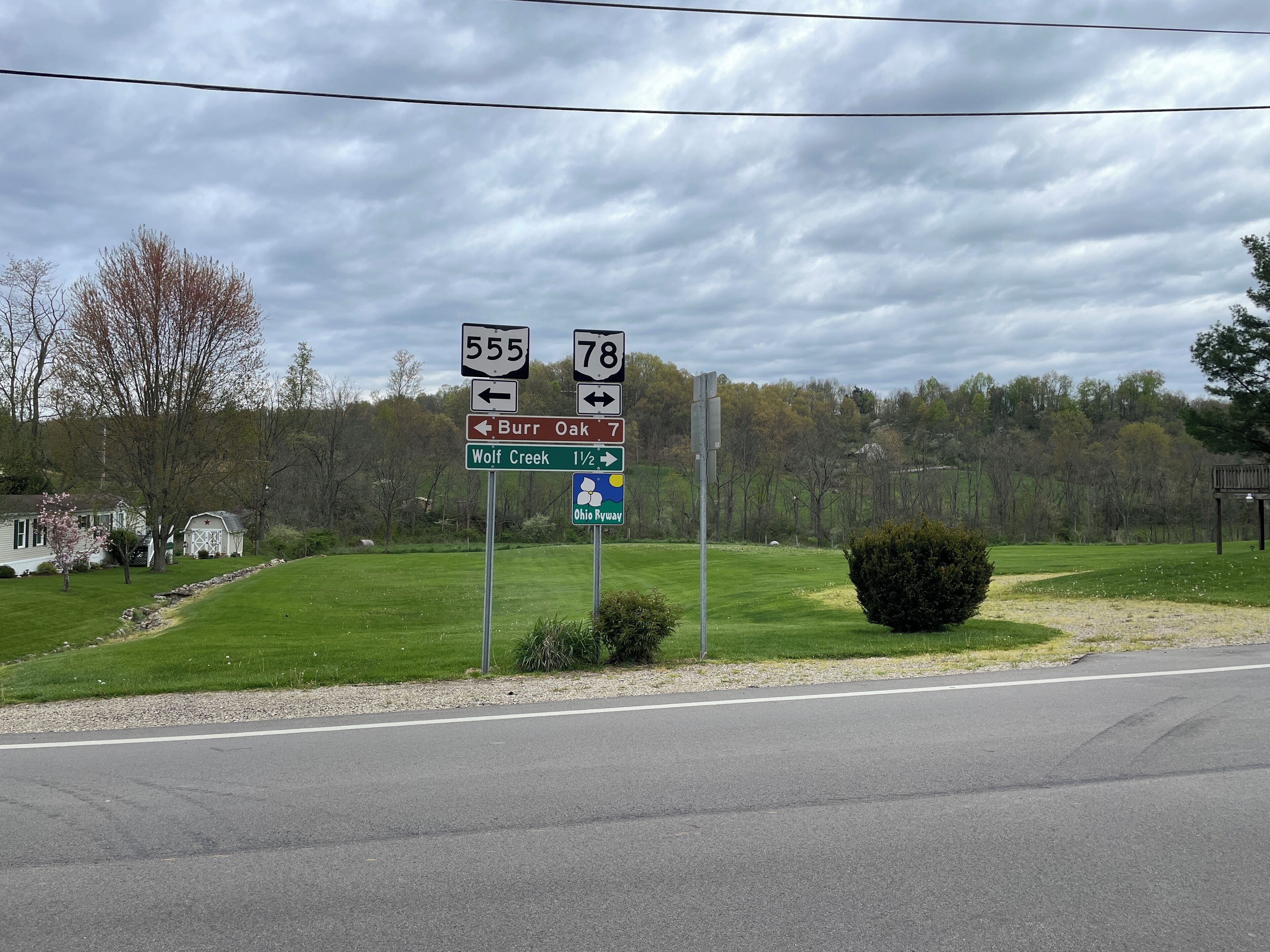 Segnale stradale con indicazioni per Burb Oak 7 e Wolf Creek, Ohio Route 78.
