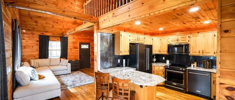 Smart TV, chimenea, libros