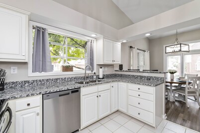 Castle Glow - Townhome Walk to Kroger Field - UK - Grill
