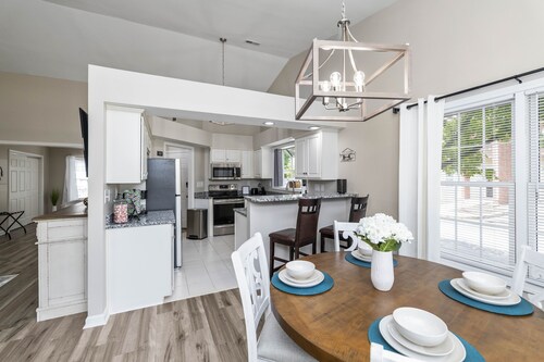 Castle Glow - 2BR - BBQ Gr - Walk to Kroger Field