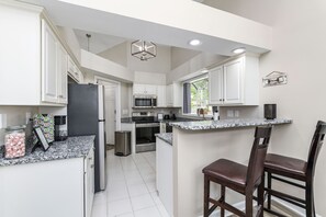 Frigorifero, microonde, piano cottura, lavastoviglie