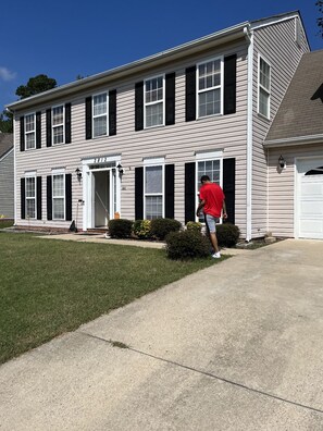 Exterior - Simple, clean, and spacious 4 bedroom house with a stairlift. (Colonial Heights)