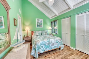 3 sovrum, skrivbord, strykjärn/strykbräda och resesäng