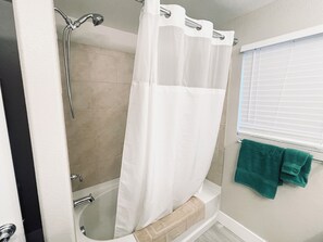 Douche, sèche-cheveux, serviettes fournies, savon