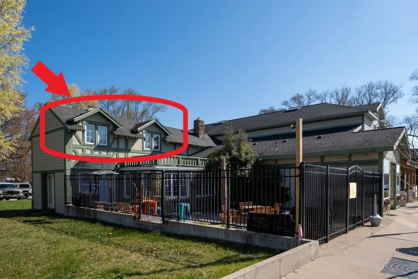 Una casa de dos plantas con un patio cercado.