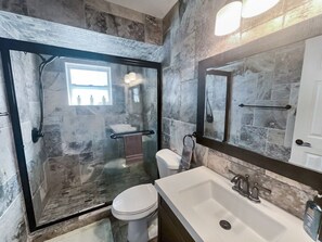 Dusche, Handtücher, Seife, Shampoo
