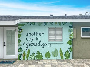 Exterior - Backyard Paradise - POOL, MINI GOLF & BAR (Pinellas Park)