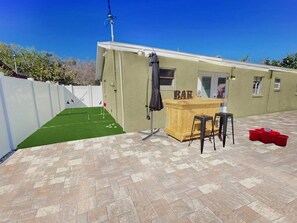 Property grounds - Backyard Paradise - POOL, MINI GOLF & BAR (Pinellas Park)