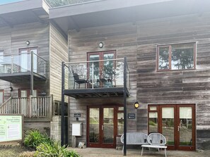 Un edificio in legno con un balcone, un cartello che indica 'Welcome to Towan Valley Porthertown' e una panchina all'esterno.