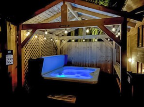 Outdoor spa tub - 3 bedroom accommodation in Porthtowan (Porthtowan)