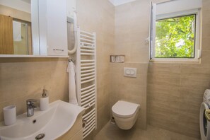 Douche, sĂšche-cheveux, serviettes fournies, savon