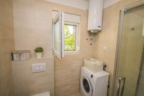 تجهيزات دش، مجففات شعر، مناشف، صابون