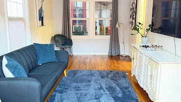 Een smart-tv en boeken