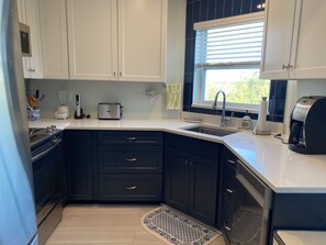 Fridge, microwave, oven, stovetop - Tranquil oasis on Palma Sola Bay! 3 miles from Anna Maria Beach (Bradenton)