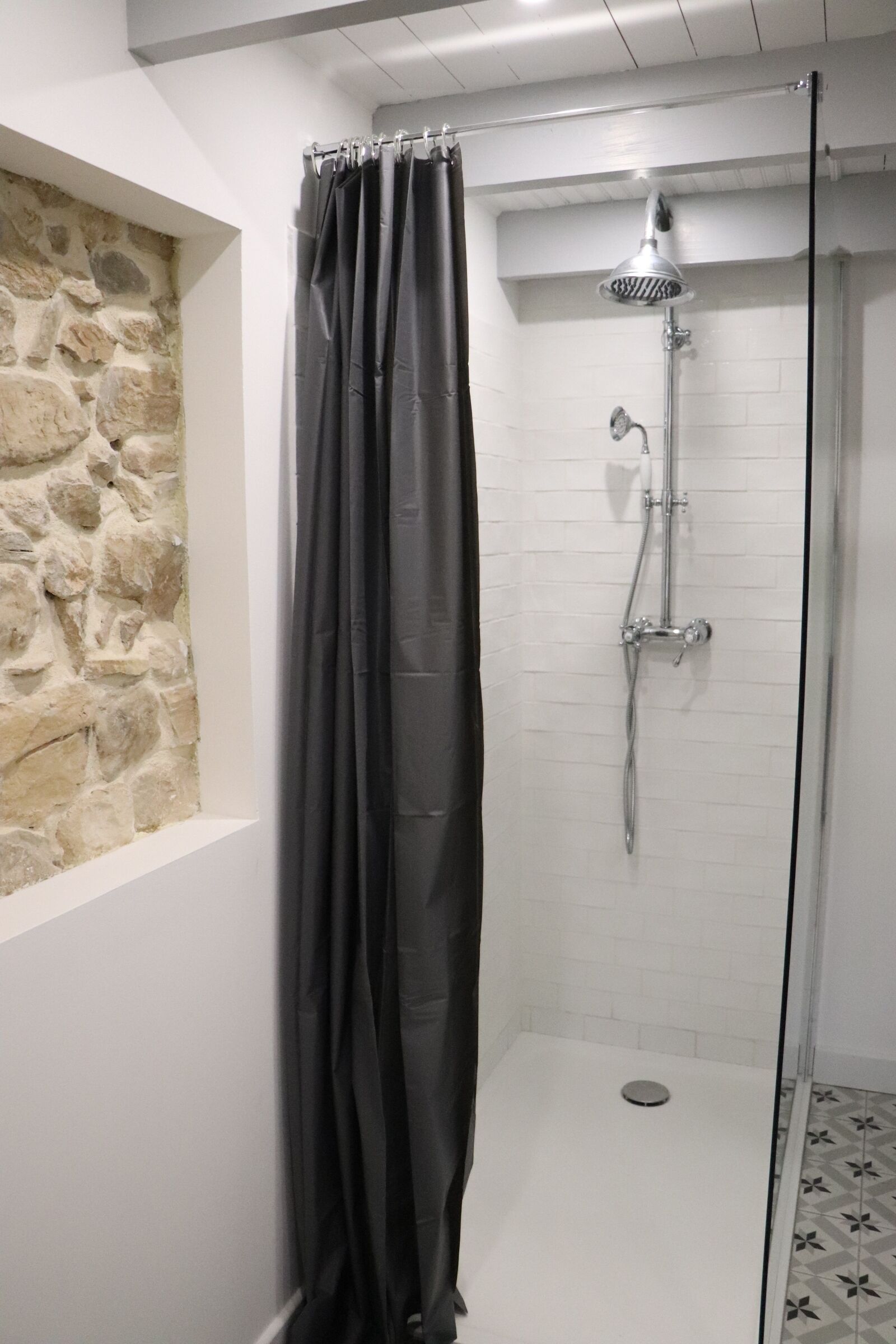 Douche, sèche-cheveux, serviettes fournies, papier toilette