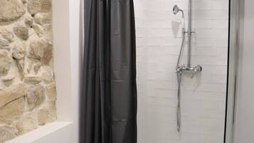Douche, sĂšche-cheveux, serviettes fournies, papier toilette