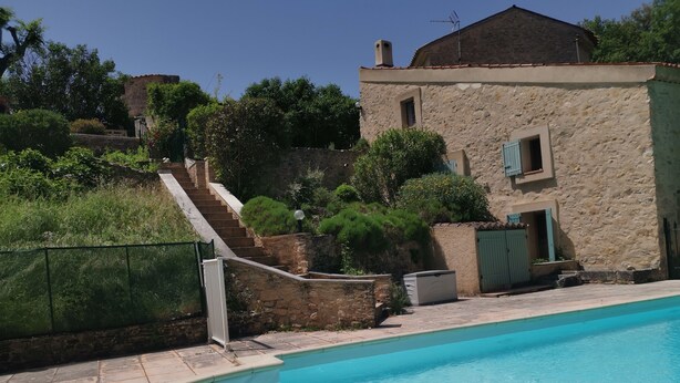 A swimming pool with a stone wall and a staircase leading to a building. - Mas Provençal Rénové Luberon (La Bastide-des-Jourdans)