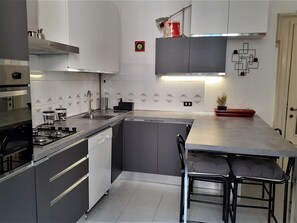 Kjøleskap, mikrobølgeovn, ovn og kokeplater