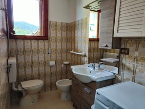 Shower, hair dryer, bidet, towels - Cozy Room in Florence Metro Area (Sesto Fiorentino)