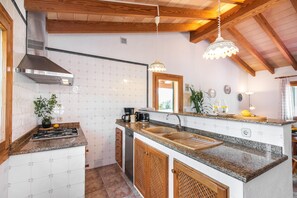 Køleskab, mikrobølgeovn, opvaskemaskine, kaffe-/temaskine