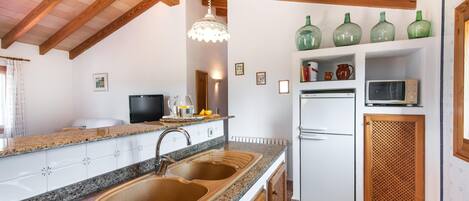 Réfrigérateur, micro-ondes, lave-vaisselle, cafetiÚre/bouilloire