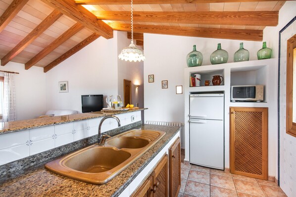 Frigorifero, microonde, lavastoviglie, macchina per tè/caffè