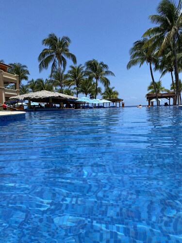 Stunning Infinity Bay. Pool and Ocean View. Mere steps to the beach.