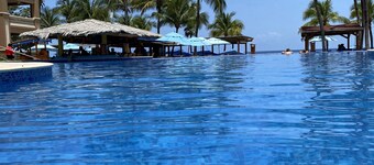 Stunning Infinity Bay. Pool and Ocean View. Mere steps to the beach.