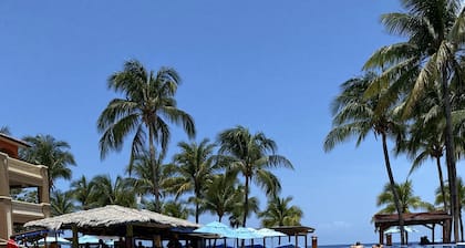 Stunning Infinity Bay. Pool and Ocean View. Mere steps to the beach.