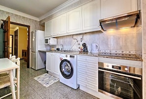 City Apartment | Private kitchen | Electric kettle - CANIÇO CENTER APARTMENT (Santa Cruz)