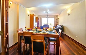 Flat-screen TV - CANIÇO CENTER APARTMENT (Santa Cruz)